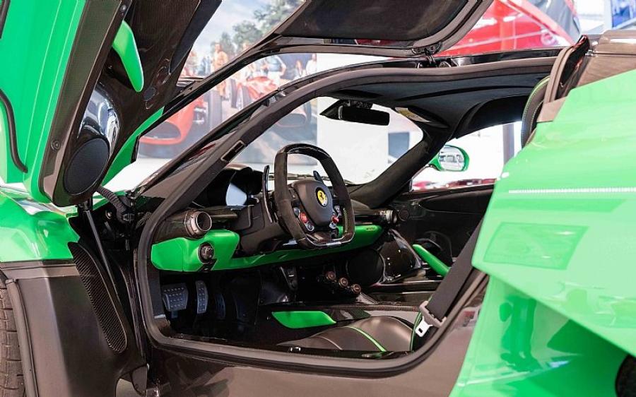 Интерьер Ferrari LaFerrari Vibrant Kermit 2019 года  (фото 3 из 15)